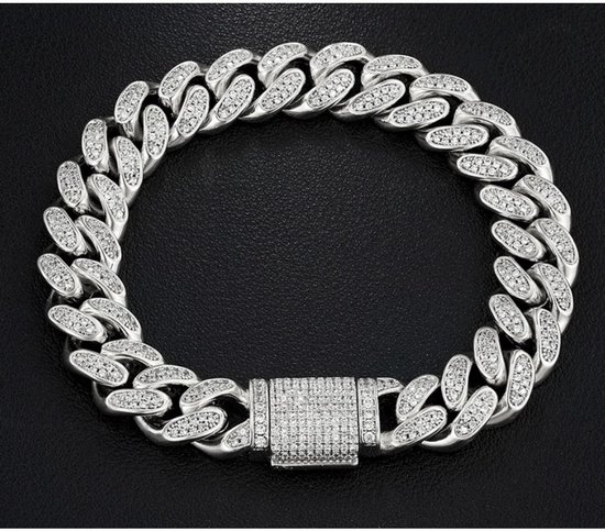 Zilverkleurige gourmette schakelarmband met zirkonia's en een vierkante gesp, op zwarte achtergrond.