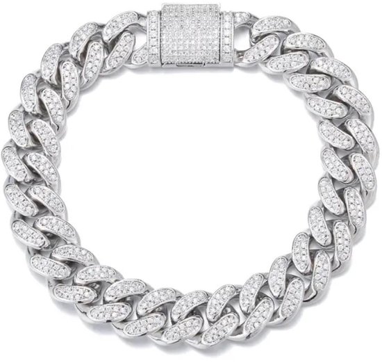 Zilverkleurige gourmette schakelarmband bezet met zirkonia's, met een vierkante sluiting.