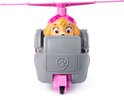 Grijze en roze Paw Patrol Skye helikopter van voren gezien met Skye figuur.