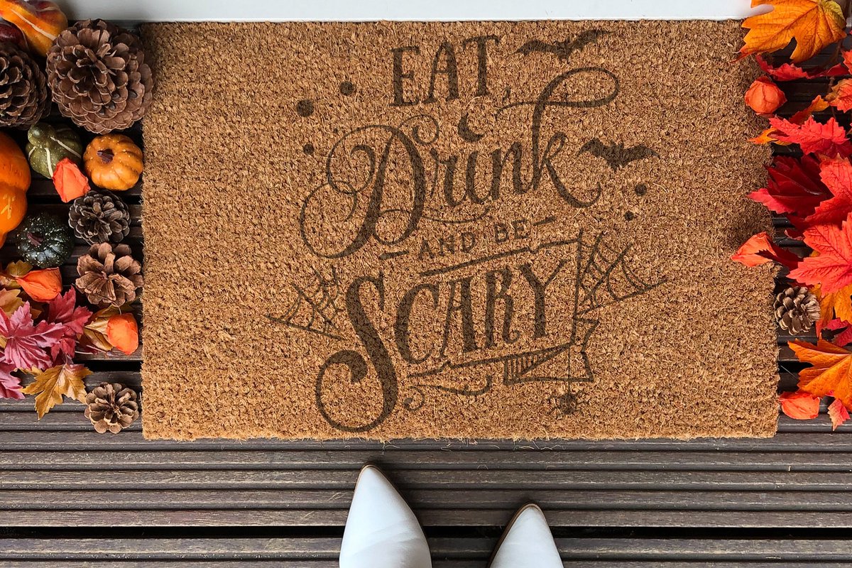 Laser Point Eat Drink And Be Scary | 90x60 cm | Nieuwe huis cadeau | Ingangsmat | Deurmat met stijl | Verhuizing cadeau | Praktisch & trendy | Perfect voor binnenkomst | Cadeau voor nieuwe woning Bruin | Zwart (Gravering 90x60)