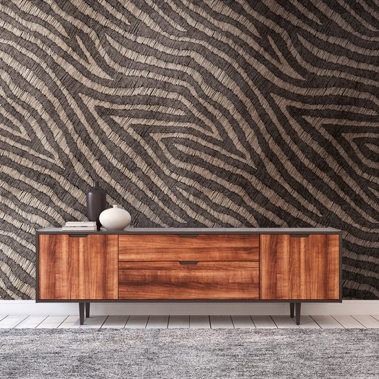 Papier peint marron et beige à motif zèbre ondulé, derrière un buffet.