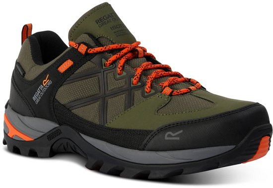 Chaussure de randonnée basse verte avec détails noirs et orange. Imperméable, respirante.