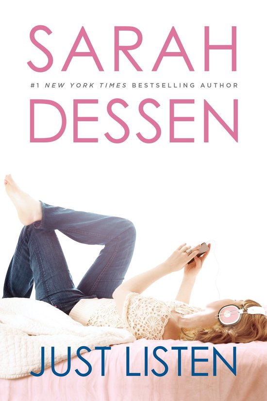 De cover van "Just Listen" met Sarah Dessen, #1 New York Times bestseller auteur. Een meisje ligt op bed met een koptelefoon en telefoon.