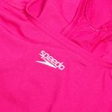 Close-up van een felroze Speedo sportbadpak met geborduurd wit Speedo-logo.