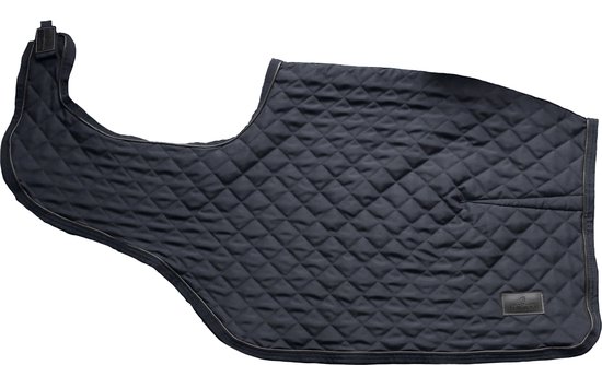 Donkerblauwe, gewatteerde rijdekens met zilveren bies, op een zwarte achtergrond.
