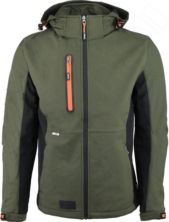 Khaki softshell jas met zwarte zijkanten en oranje accenten op de ritsen en capuchon.