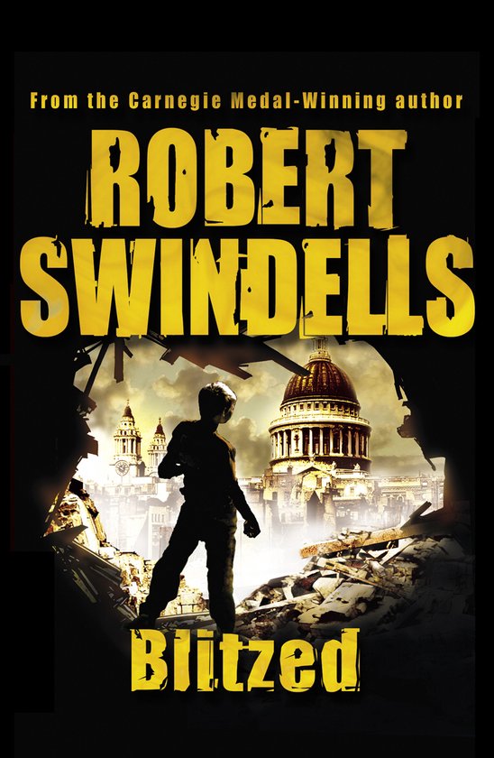 Livre 'Blitzed' de Robert Swindells. Un garçon se tient au milieu de bâtiments détruits avec un bâtiment à dôme et un paysage urbain en arrière-plan.