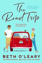 Boekcover met een man en vrouw naast een rode auto. De titel is 'The Road Trip'.
