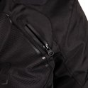 Detail van de rits van een zwarte motorjas met een subtiel hexagon-patroon en glimmende biezen.