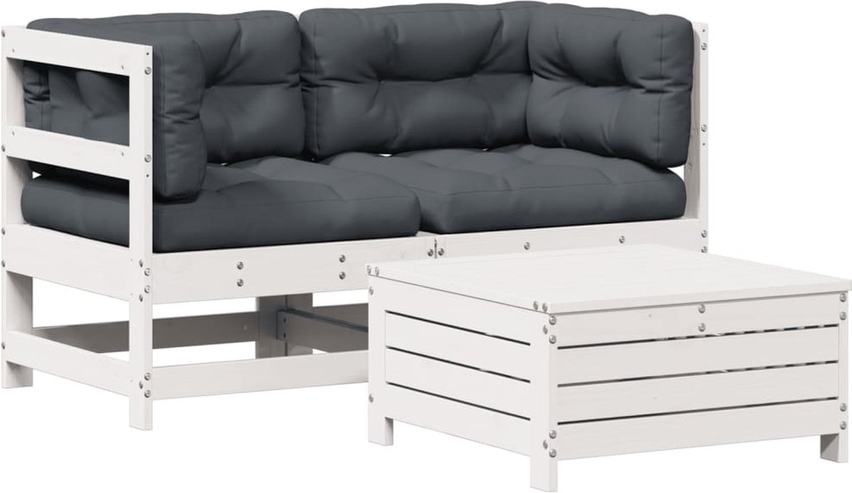 Massief grenenhouten loungeset met witte kussens voor buitenmeubels in tuinsetting.