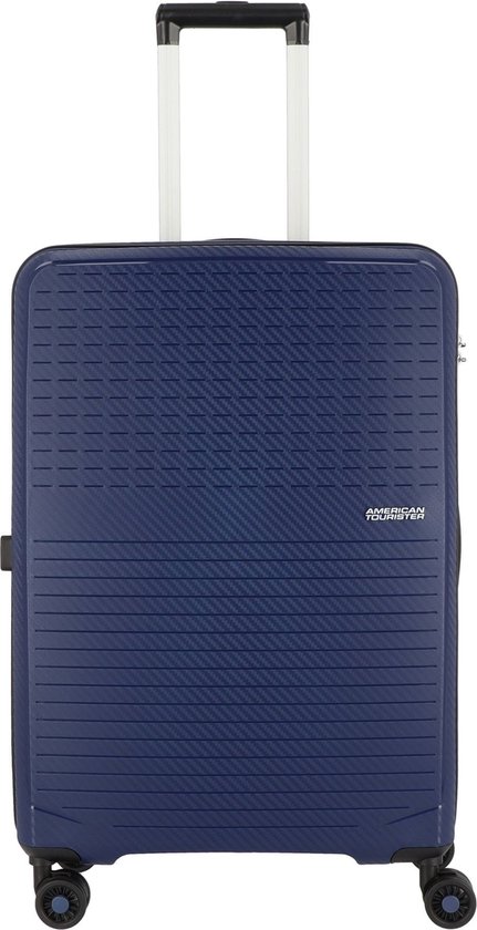Donkerblauwe koffer met horizontale ribbels, een TSA-slot en vier wielen.