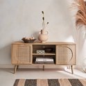 Tv-meubel van houtdecor met rieten deuren, een open middencompartiment met legplank, en schuine pootjes.