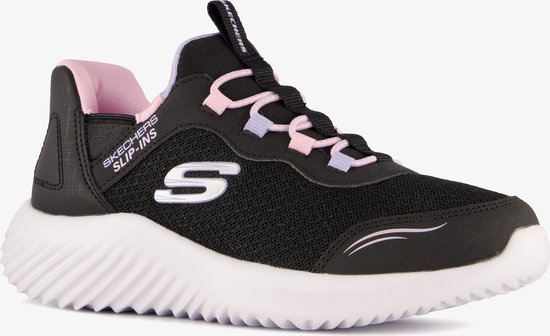 Zwarte Skechers sneaker met roze en paarse accenten, witte zool en S-logo.