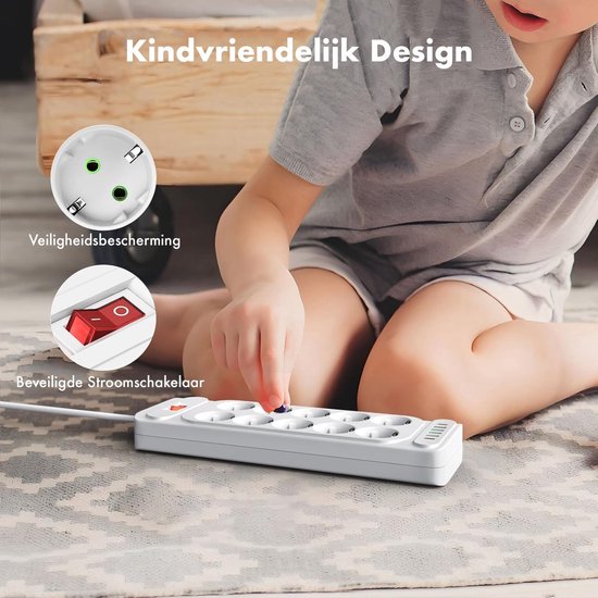 Un enfant avec une multiprise blanche avec des prises et un interrupteur rouge.