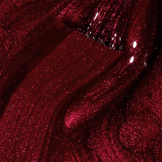 Gedetailleerde close-up van glinsterende donkerrode nagellak met textuur.
