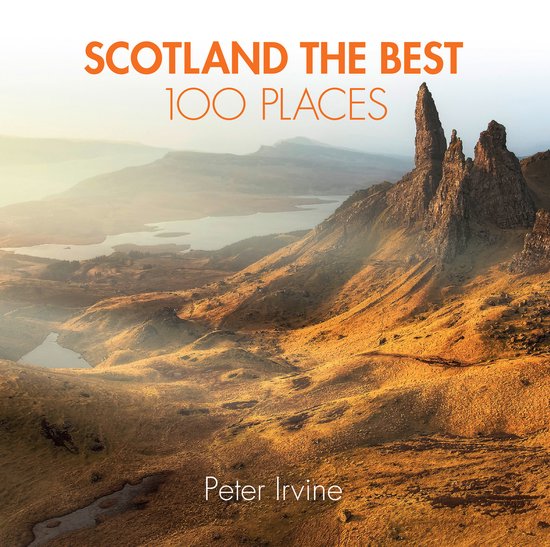 Boekomslag met de titel "SCOTLAND THE BEST 100 PLACES" en "Peter Irvine" over een zonnig berglandschap met een scherpe rotsformatie.