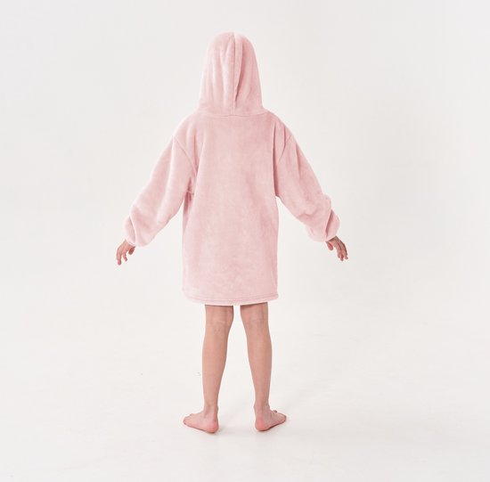 Een kind staat met de rug naar de camera, gekleed in een roze, oversized hoodie met capuchon.