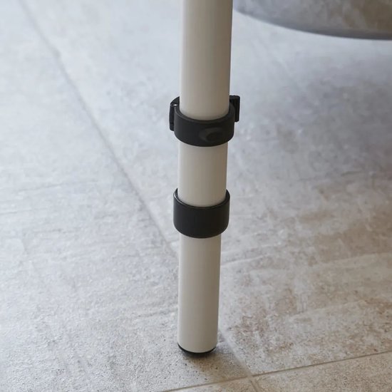 Detail van de steunpoot van de toiletbeugel met zwarte verstelbare ringen.