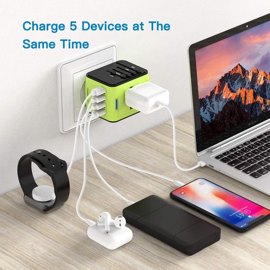 FEDEC Universele Wereldstekker met 4 USB Poorten - Internationale Reisstekker voor 150+ landen - Oplader – Zwart