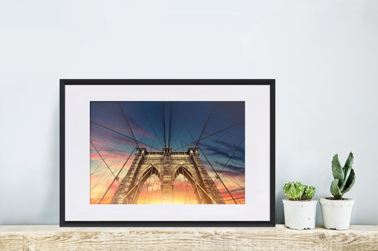 Photo en cadre - Le Bridge de Brooklyn avec un ciel coloré en Amérique cadre photo noir avec passe-partout blanc 60x40 cm - Affiche sous cadre (Décoration murale salon / chambre)