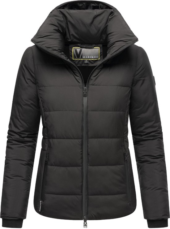 Zwarte Marikoo korte winterjas met hoge kraag, rits aan de voorkant en horizontale banen.