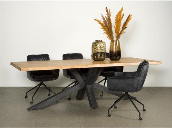 Table à manger avec un plateau en acacia naturel et un piètement noir en X, avec quatre chaises noires autour.