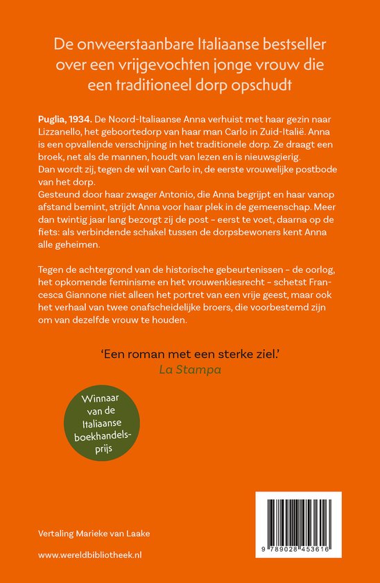Achterkant van het boek 'De brievenbezorgster van Puglia' met tekst en een barcode.