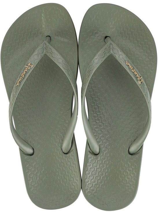 Lichtgroene Ipanema teenslippers met golvend patroon op de zool en merknaam.