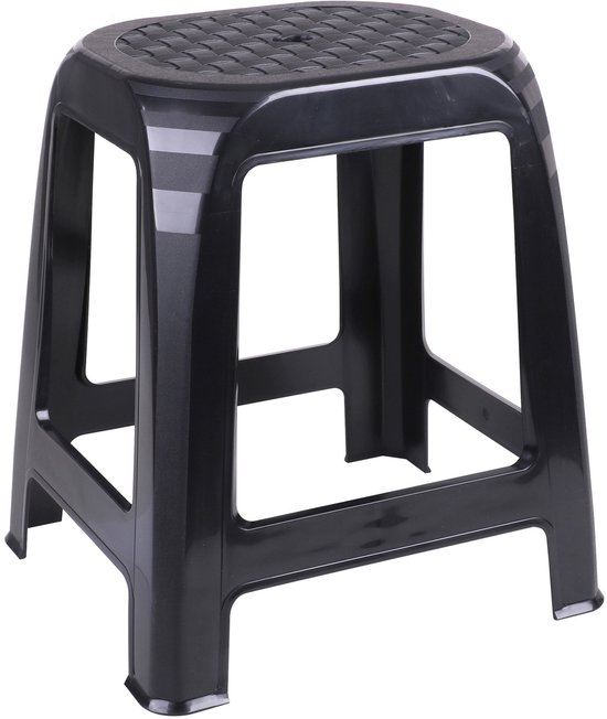 Tabouret noir en plastique avec un motif tressé sur l'assise et une structure carrée ouverte.