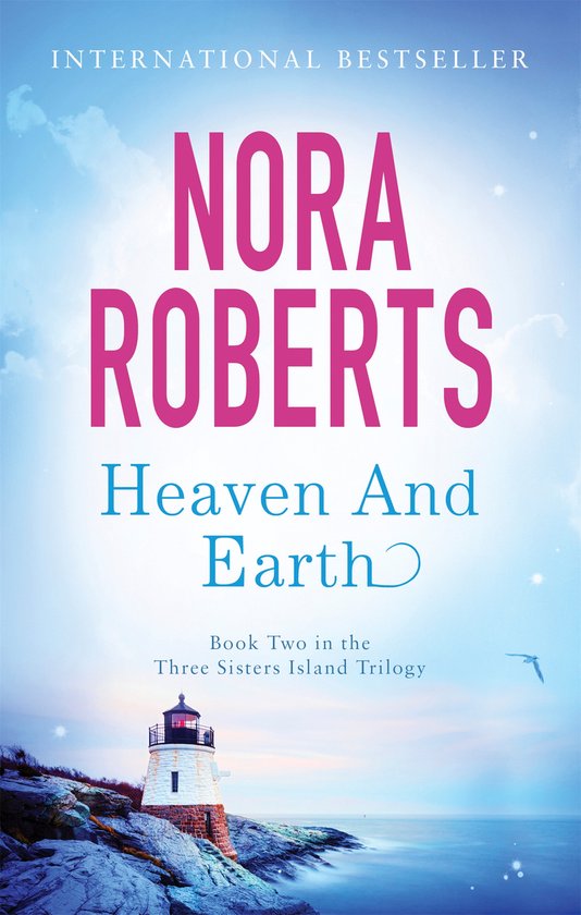 Boek kaft van "Heaven and Earth" door Nora Roberts. Een vuurtoren op een rotsachtige kustlijn bij zonsopgang. Internationale bestseller.