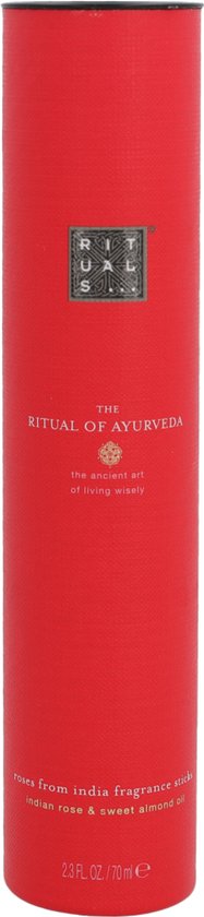 Rode kartonnen verpakking voor 'The Ritual of Ayurveda' geurstokjes, met gouden logo en tekst.