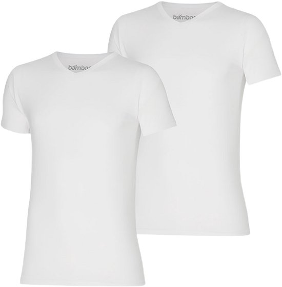 Twee witte V-hals T-shirts van bamboe, op elkaar gepresenteerd.