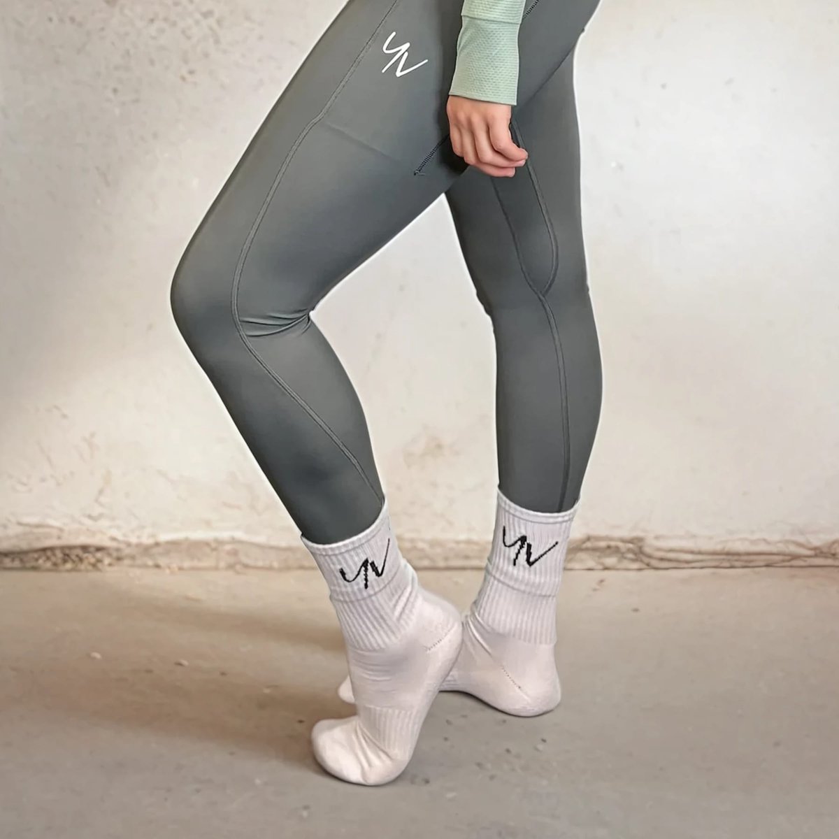 YV SPORT Sportsokken - Katoen en polyester - Crew sokken van premium kwaliteit - Fitness sokken - Witte sokken - Elastisch en comfortabel - Ondersteunend - Snel drogend - 3 paar - Maat 42-46