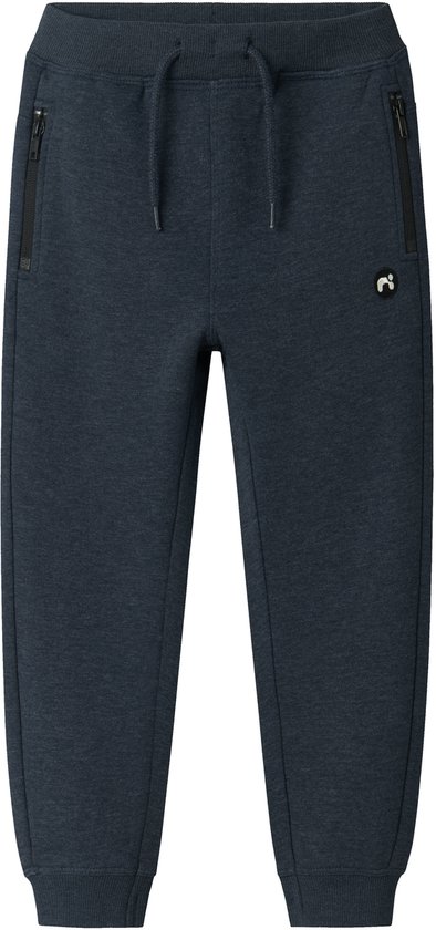 Donkerblauwe joggingbroek met trekkoord, ritszakken en logo rechts.