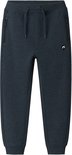 Donkerblauwe joggingbroek met trekkoord, ritszakken en logo rechts.