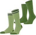 Twee paar groene sokken, waarvan één met lichtgroene strepen.