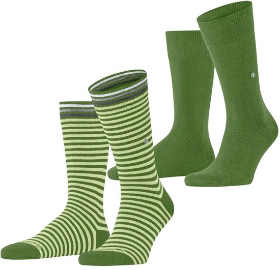 Twee paar groene sokken, waarvan één met lichtgroene strepen.