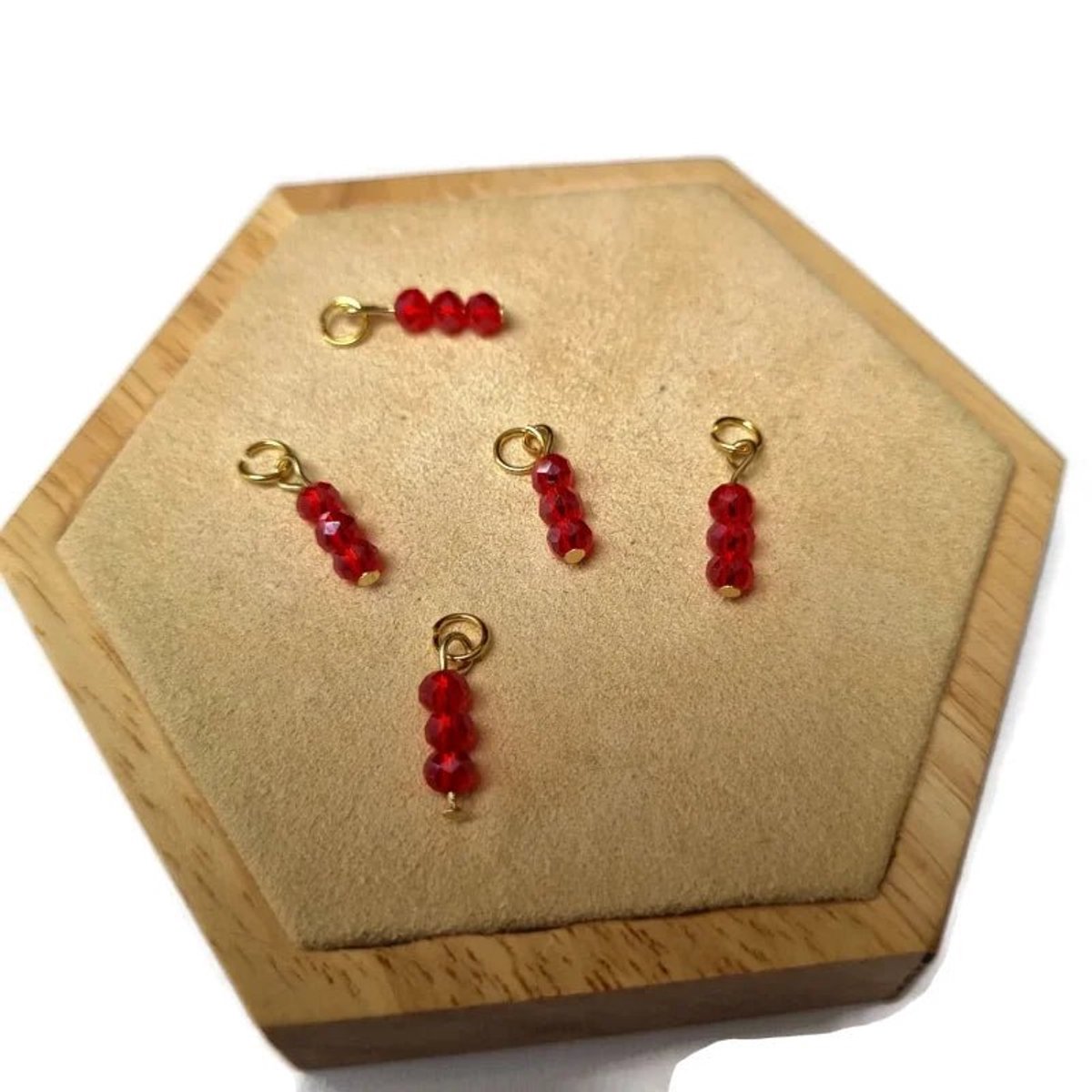 Aramat Jewels | Bedels | Exotisch Rood Kralen Bedeltje | Goudkleur / 3 kralen | |4mm | Staal | Volwassenen | Verkleurd niet