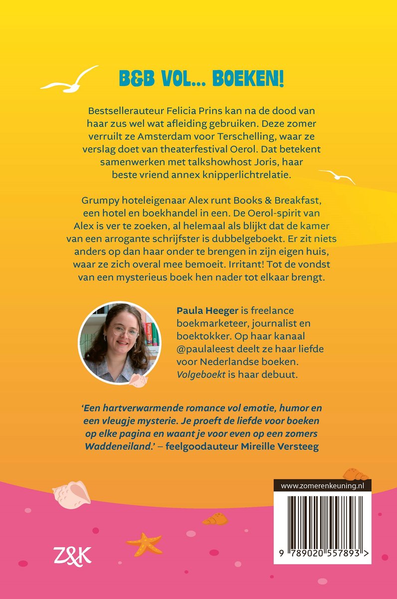 De achterkant van 'Volgeboekt' bevat tekst, een portret van de auteur Paula Heeger en een QR-code. De achtergrond is felgekleurd met meeuwen en zeesterren.
