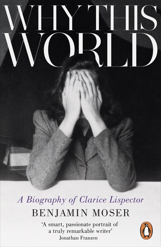 Boekomslag van 'Why This World', een biografie van Clarice Lispector door Benjamin Moser. Een vrouw bedekt haar gezicht met haar handen.