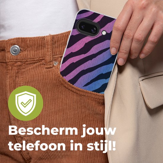 Coque de téléphone avec imprimé zèbre bleu-violet dans la poche d'un pantalon.