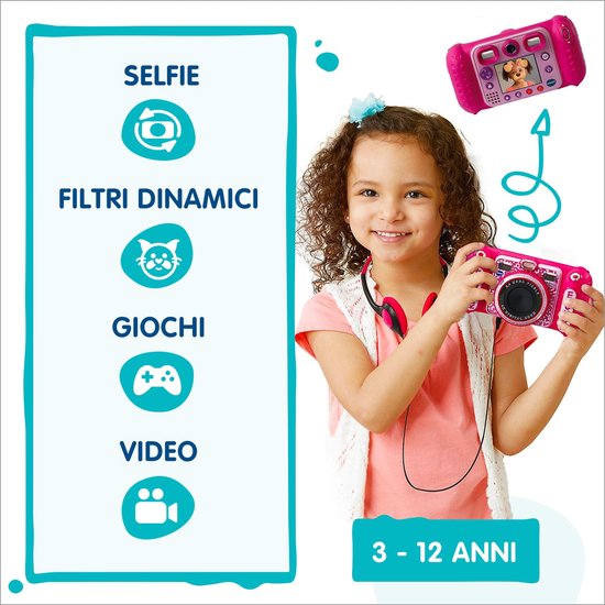 Meisje met krullend haar, houdt een roze kindercamera vast.