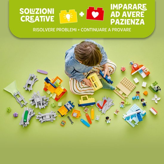 Kind bouwt LEGO Duplo treinset met rails, locomotief, wagonnen en figuren.