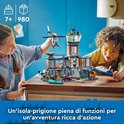 Kinderen spelen met LEGO City Politiegevangeniseiland, met gebouw, helikopter en boten.