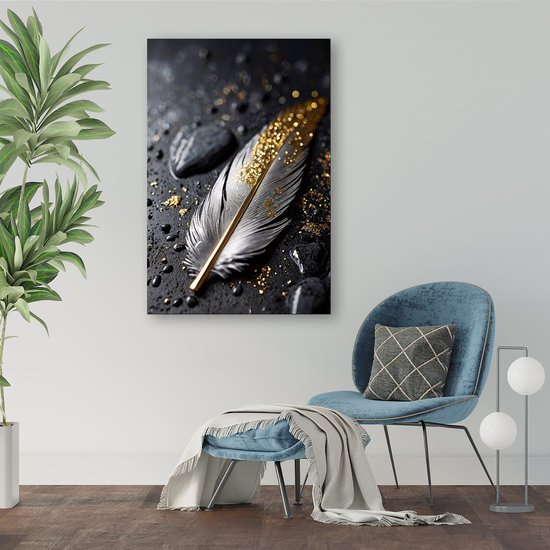 Zilveren veer met gouden accenten - Veer poster - Posters object - Hyperrealisme - Wanddecoratie kinderkamer - Hedendaagse posters - poster 50x70 cm