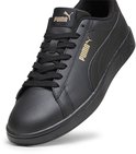 Zwarte sneaker van leer met gouden Puma-logo op de zijkant en tong.