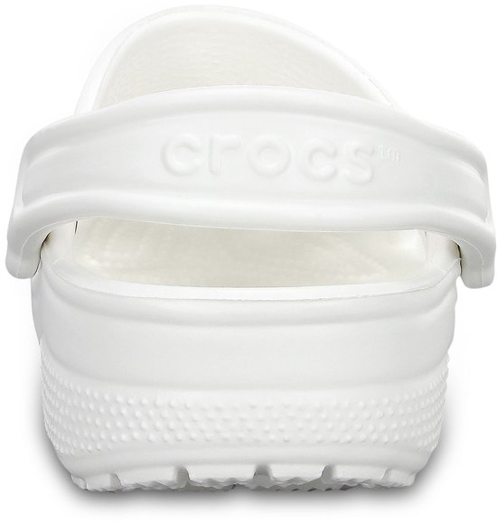 Achterkant van een witte Crocs Classic Clog met merknaam.