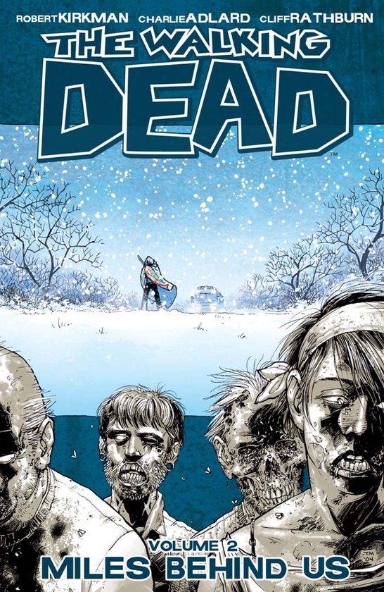 De voorkant van 'The Walking Dead Volume 2: Miles Behind Us' toont een besneeuwd landschap met enkele figuren en zombies.
