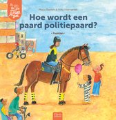 Een bruin politiepaard met een ruiter in uniform en gele beenkappen. Kinderen kijken toe.
