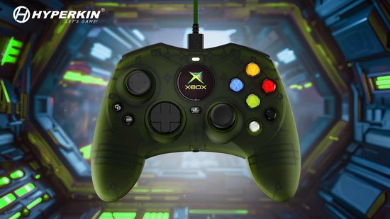 Doorzichtige groene Xbox controller met kleurrijke knoppen, aangesloten via een gevlochten kabel.